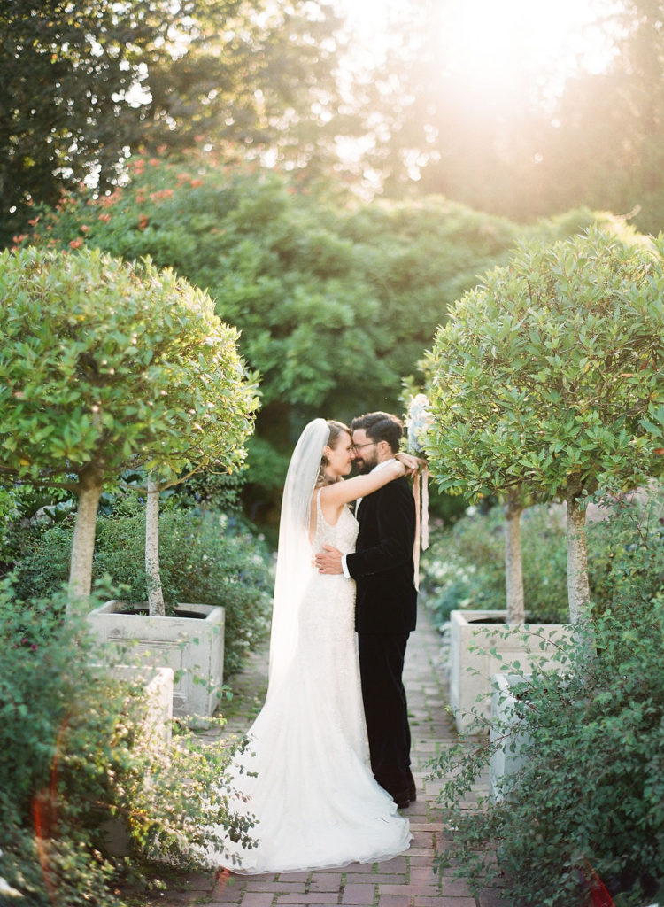 bride and groom in italian garden