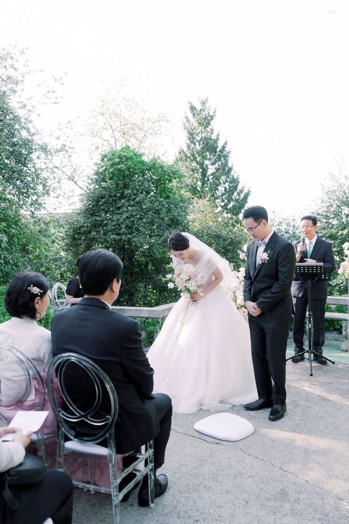 korean bow at wedding ceremony