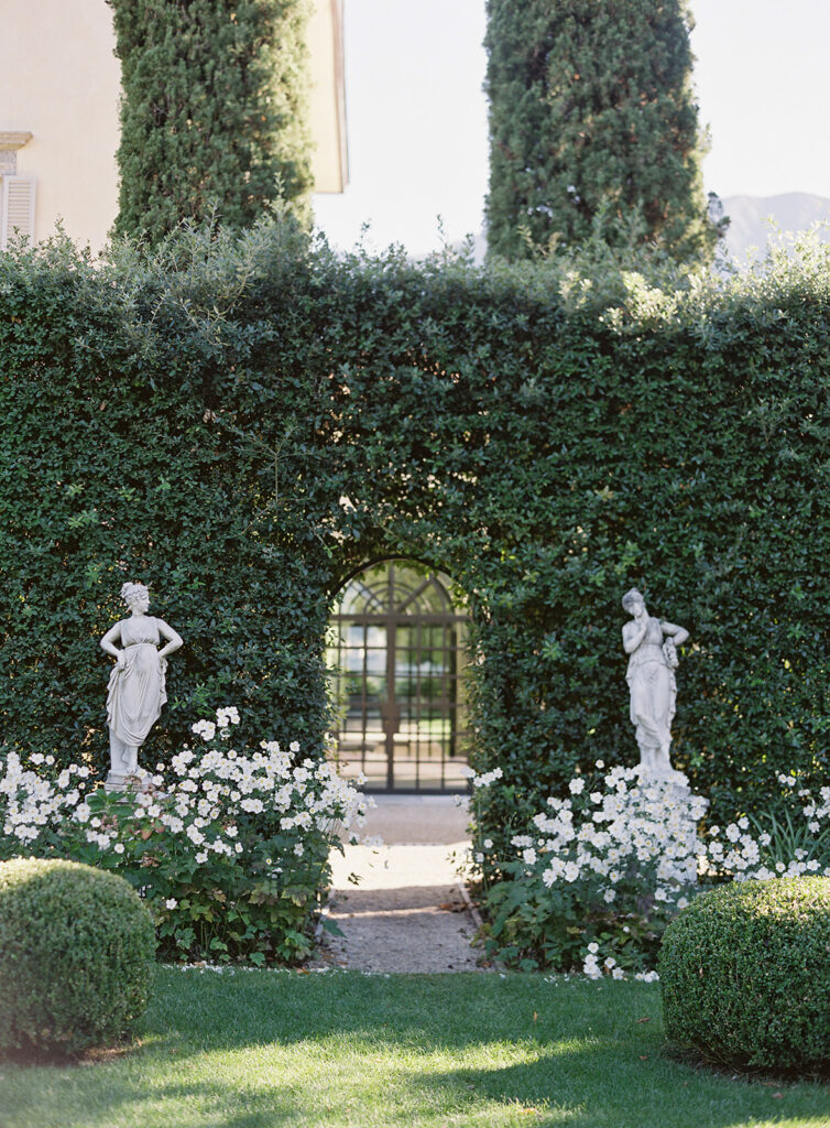 Villa Balbiano garden with two statutes