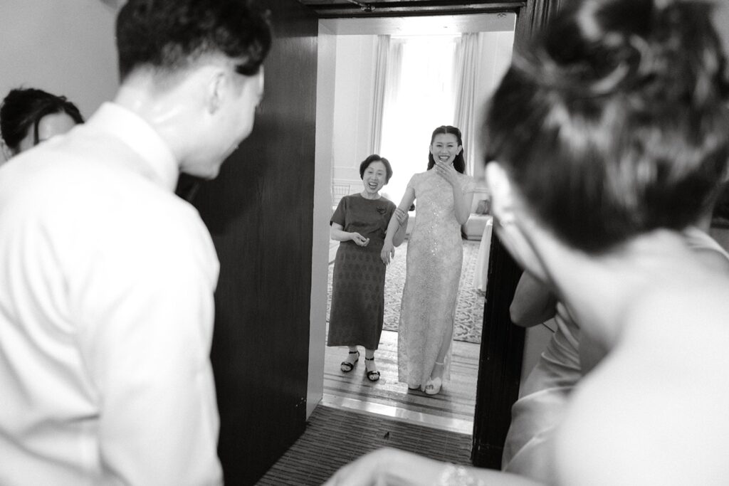 bride in qipao with bride's mom